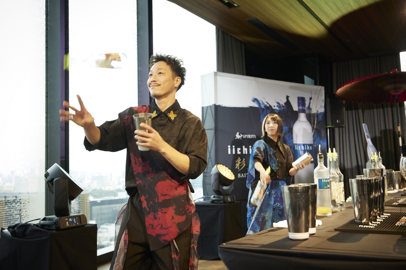 ミヤビーヌさん(右)、Takanoriさん(左)によるフレアカクテルショー。