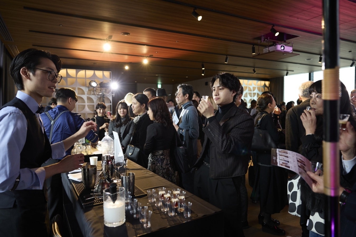 審査中には、隣のフロアでファイナリストがオリジナルカクテルを振る舞いました。