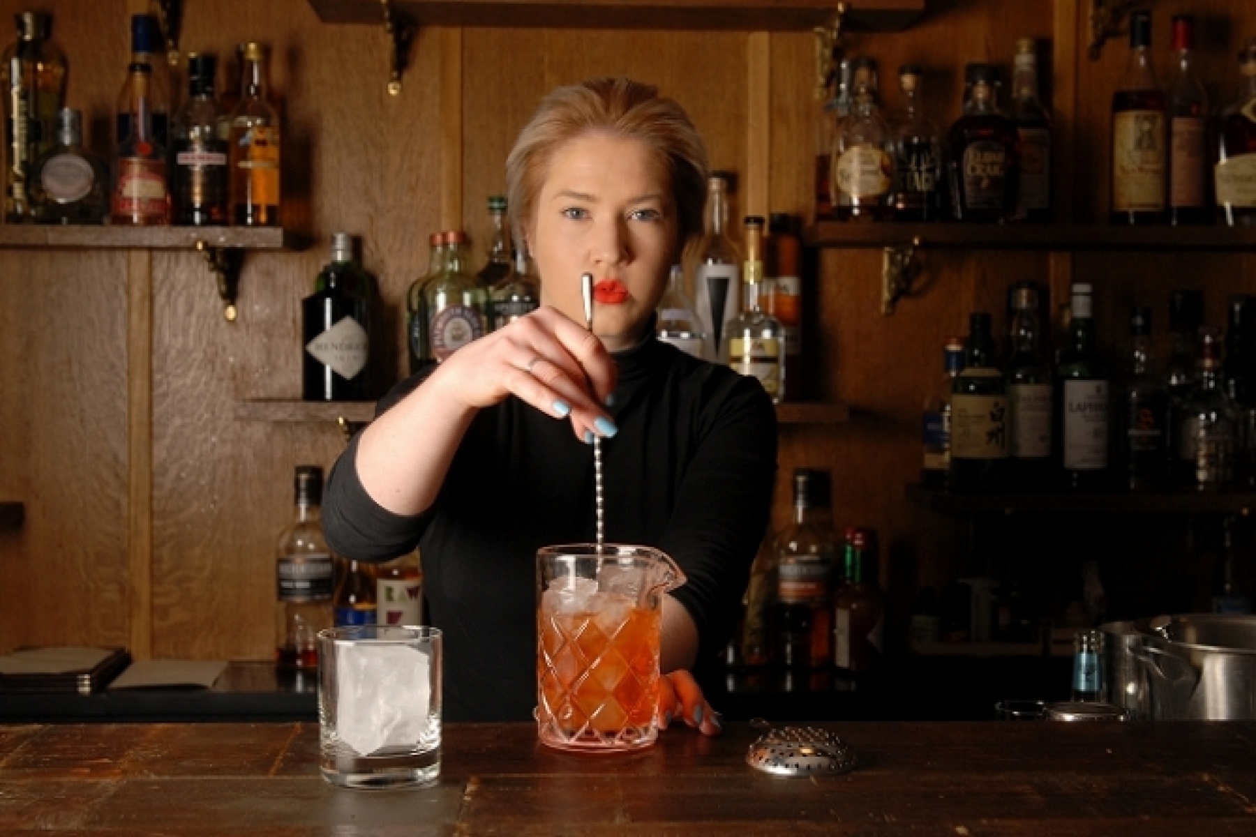 地元密着型のバーを仕切る、
ロンドンのクールビューティー！
＜前編＞
