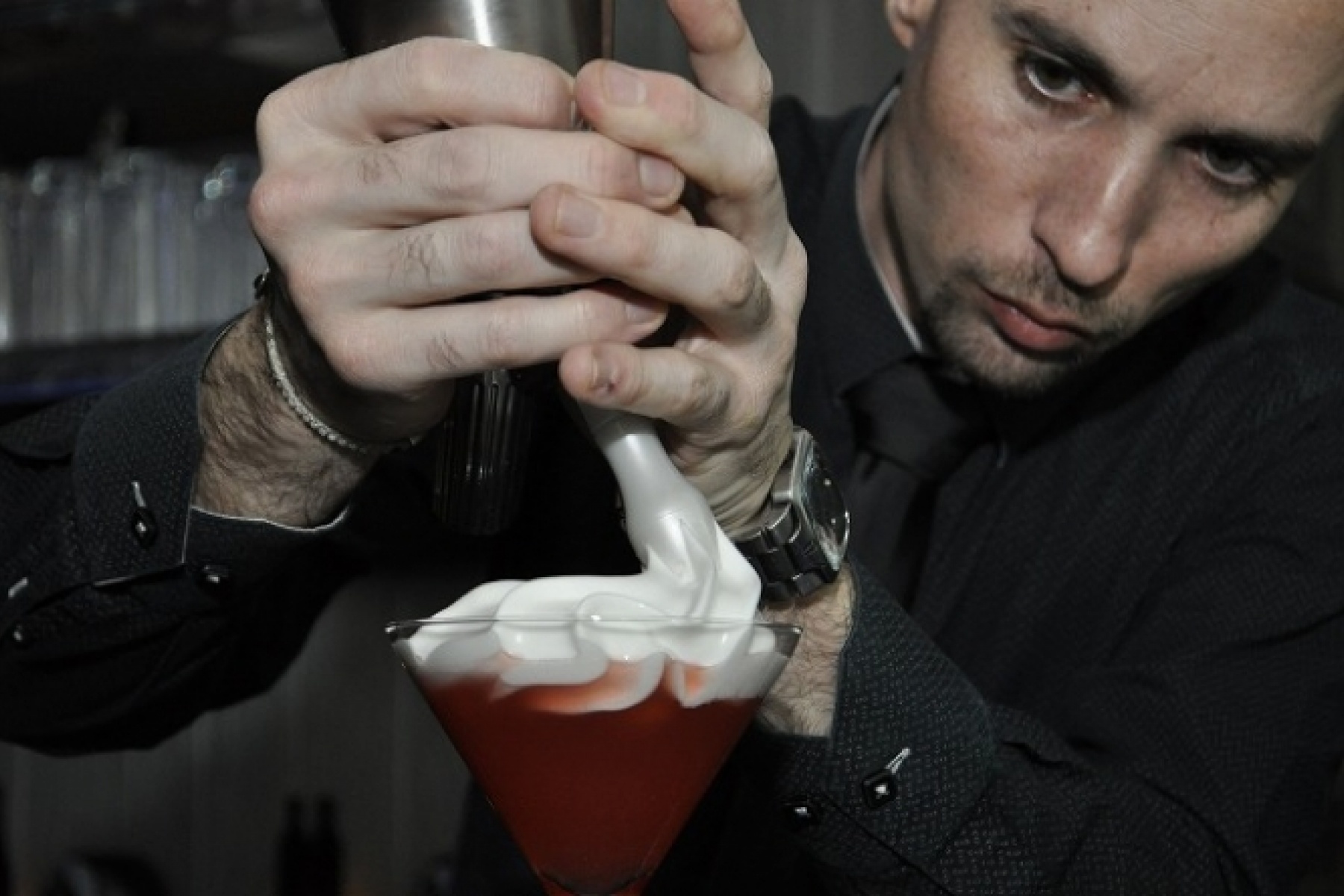 パリ・シャンゼリゼに出現した
“目隠し”がテーマの黒いバー。
＜前編＞