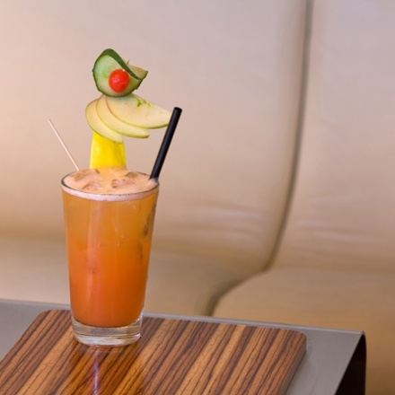 日の出の砂漠のピクニック